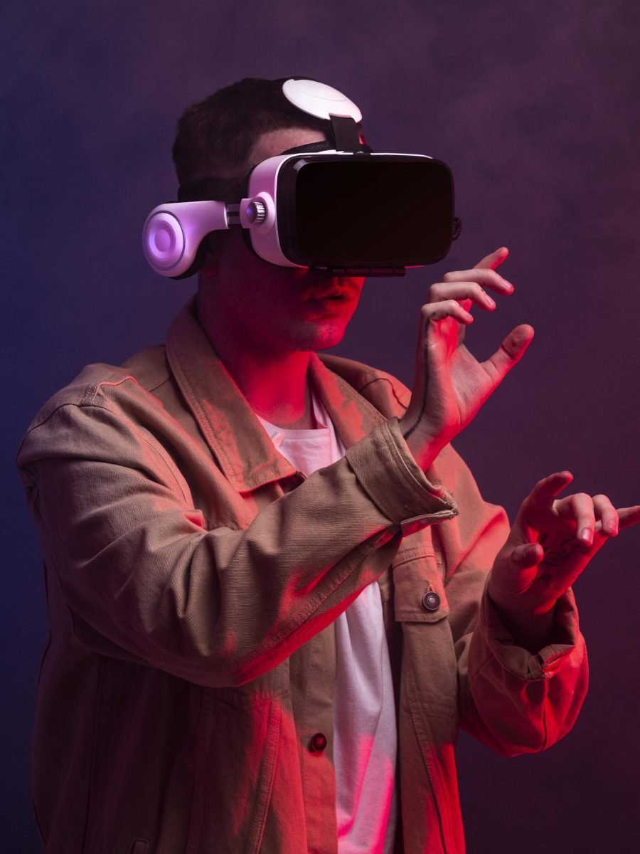 homem jogando um jogo de realidade virtual